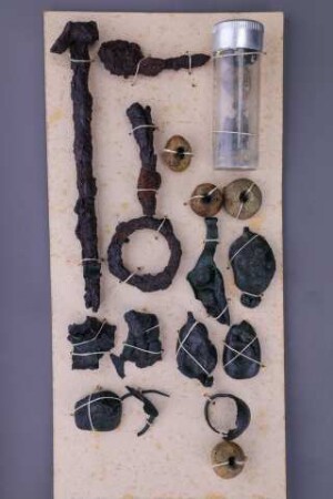 Segelohrringe, Paukenfibel und Kettenperlen