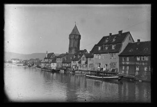 Blick vom linken Tauberufer auf die Fischerhäuser in der rechten Tauberstraße mit Spitzen Turm