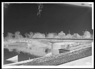 Staustufe Schweinfurt. Straßenbrücke. Ansicht der neuen Brücke von oberstrom, mit neuer Ufermauer an der Abfahrt zum unteren Marienbach. Schweinfurter Pegel = 77 cm.
