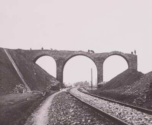 Freiberger Bergbaurevier. Himmelfahrt Fundgrube, Bilharzbrücke am Thurmhofschacht. Sie diente zum Transport von Abraum auf die Halden jenseits der Bahnstrecke