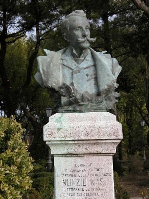 Büste im Park von Erice