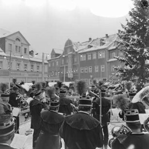 Schwarzenberg, Weihnachtsmarkt : Konzert der Bergkapelle Johanngeorgenstadt vor dem Hotel und Gaststätte "Haus der Einheit"