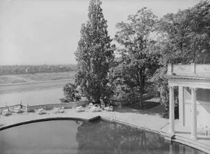 Albrechtschlösser. Dresden-Loschwitz, Bautzner Straße 130. Schloß Albrechtsberg (1850-1854; A. H. Lohse). Terrasse. Blick über das Wasserbecken zur Elbe