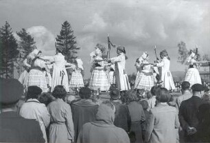 Sorbischer Volkstanz in Bautzen : Volksmusik - Tanz. Ort: Budyšin / Bautzen. "Fest der Volkstänze" am 13.05.1956. Das Sorbische Volkskunstensemble tanzt den niedersorbischen Tanz "Stup dale (Tritt weiter)".