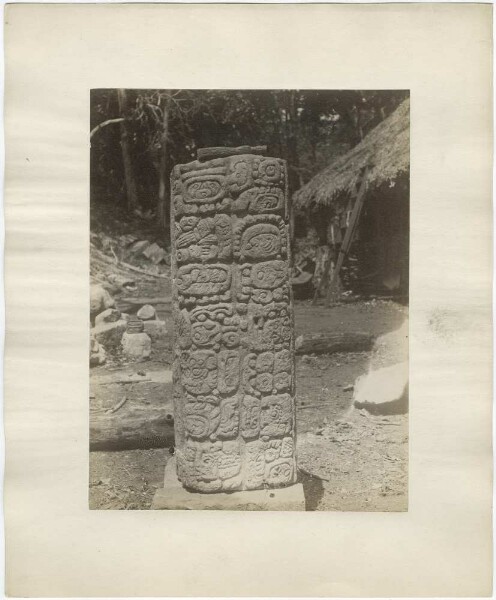 Cylindrical stele 11, reverse. ("1st line left: 10 ahan. 2nd line left: the common hand.")