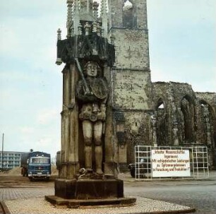 Zerbst - Roland vor Ruine : Der Roland von Zerbst. Aufgenommen in der DDR
