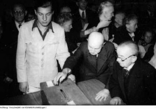 Wahl zur Volkskammer und zum sächsischen Landtag, Wähler bei der Stimmabgabe, Stimmenauszählung, u.a., 15. Oktober 1950
