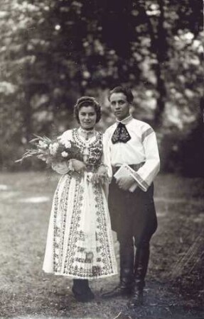 Hochzeitspaar im Park