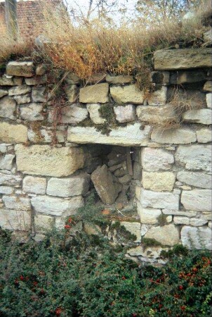 Friedhofsmauer mit Schießscharte (soll unter Denkmalschutz gestellt werden)