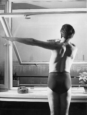 Germin bei der Frühgymnastik vor dem geöffneten Fenster