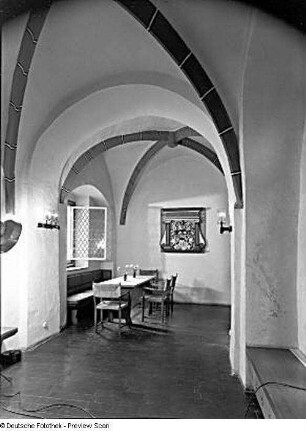 Meißen, Freiheit 13. Sankt Afra (1205 gegründet). Nutzung als Hochschule für die Landwirtschaftlichen Produktionsgenossenschaften (heute Sächsisches Landesgymnasium St. Afra). Kreuzgang mit Wappenstein und Möbelausstattung (1965/1966; Deutsche Werkstätten Hellerau)
