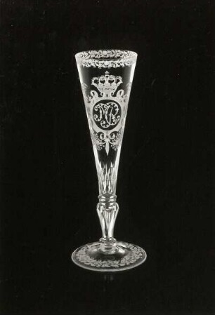 Flöte mit bekrönter Monogrammkartusche. Sachsen, um 1733/1740. Glas (farblos), Schliff, Matt- und Klarschnitt. Dresden: Kunstgewerbemuseum