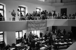 Freiburg: Demonstration im Ratsaal, Transparent im Ratsaal