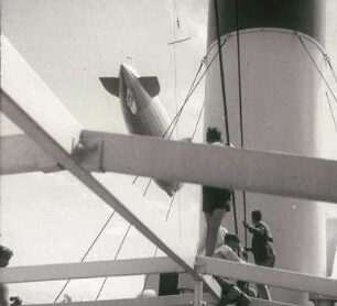 D-LZ 129 "Hindenburg" : Blick von Bord der "Monte Rosa" auf Luftschiff D-LZ 129 "Hindenburg" (letzte Atlantik-Reise der Hindenburg)