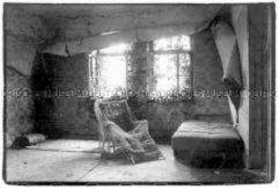 Blick in ein verfallenes Zimmer mit Liegestuhl in der Mitte (Sonderthema: Traum-Bilder)