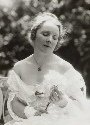 Die Schauspielerin Hermine Körner : Porträt Hermine Körner (1878-1960; Schauspielerin). Aufnahme in der Natur von Grete Back. Dresden, 1909/1915