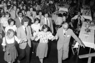 24. Tagung 1974 Chemiker; Studentenabend mit den Nobelpreisträgern: Polonaise mit Graf Lennart Bernadotte