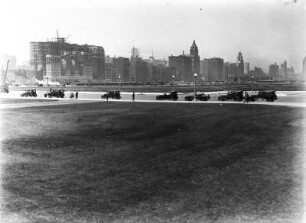 Die Michigan Avenue : Blick auf eine Straße mit Automobilen. Hochhäuser im Hintergrund