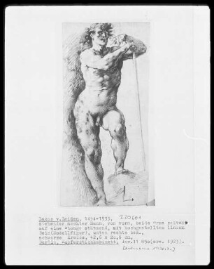 Stehender nackter Mann, von vorn, beide Arme seitwärts auf eine Stange stützend, mit hochgestelltem linkem Bein (Modellfigur)