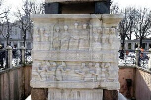 Sogenannter Theodosius-Obelisk — Sockel des Theodosius-Obelisken — NW-Seite: Theodosius mit Söhnen Arcadius, Honorius und Valentinian II u. den Tribut bringenden Persern u. Dakern