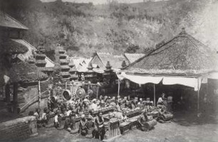 Batoer auf Java. Religiöse Zeremonie mit Gamelan-Orchester auf dem Dorfplatz vor einer Tempelanlage