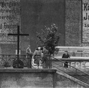 Berlin-Kreuzberg, Gröbenufer. Ufermauer der kanalisierten Spree mit Gedenkkreuz für Udo Düllick (bei Fluchtversuch am 5. Oktober 1961 ertrunken)