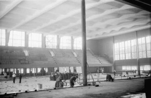 Freiburg: Stadthalle; Innenhalle vor der Vollendung; von der Bühne zur Galerie