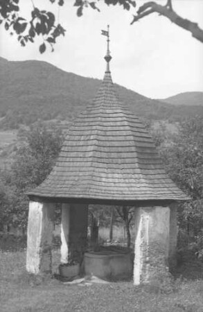 St. Johann: gedeckter alter Brunnen
