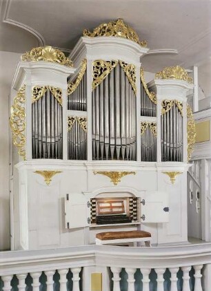 Zweimanualige Orgel op. 32, Reinhardtsgrimma : Silbermann, Gottfried: Zweimanualige Orgel II/20 op. 32 (1729-1731; G. Silbermann). Ansicht mit geöffnetem Spielschrank. Glashütte-Reinhardtsgrimma, Dorfkirche