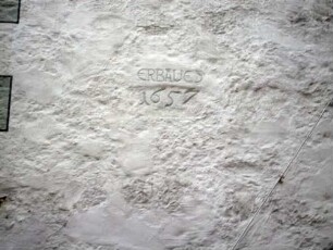 (Kirche Sankt Nikolai)-Torturm (Kampanile)-Jahreszahl 1657 -(Renovierung nach Zerstörungen) - im Putz