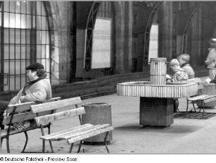 Dresden-Neustadt. Neustädter Bahnhof. Bahnsteig mit wartenden Menschen