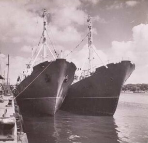 Stralsund, VEB Volkswerft Stralsund, zwei Mitteltrawler am Ausrüstungskai