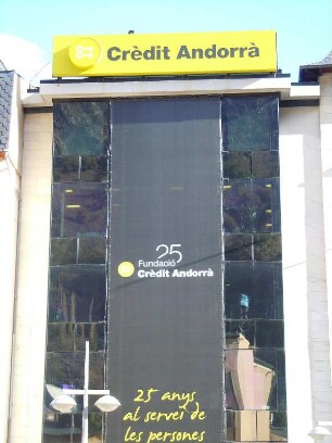 Andorra la Vella - Bankgebäude : Fassade der Bank Credit Andorra. Aufgenommen am 17. April 2012 im Zentrum der Hauptstadt Andorra la Vella
