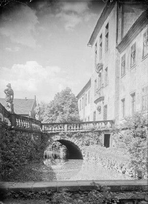 Schloss Polenz : Polenz, Schloss. Hauptfassade mit Zufahrt über den Wassergraben