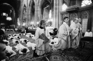 Freiburg: Münster, Priester, liegend