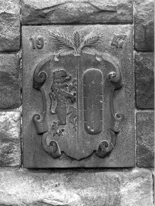 Birkwitz-Pratzschwitz. Mühle "Pratzschwitz", Pratzschwitzer Straße. Tafel mit Mühlenwappen, rechts der Toreinfahrt in der Umfassungsmauer