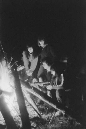 Höfgen. Akt-Pleinair 1979. Renate Rössing, Claus Baumann und mehrere junge Frauen am Lagerfeuer