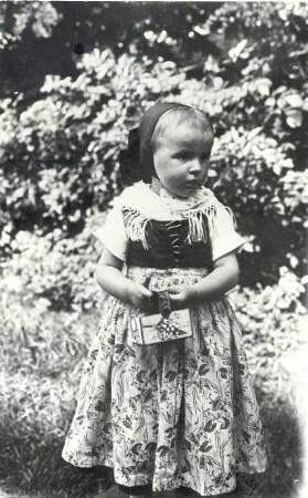 Kindertracht aus der Oberlausitz : Kleidung - katholische Tracht. Ort: Hornja Łužica / Oberlausitz. Kind in katholischer Tracht.