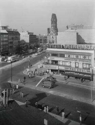 180° Panorama, Bild 4 von 5. Blick über den Joachimsthaler Platz den Kurfürstendamm entlang.. Berlin-Charlottenburg, Joachimsthaler Platz