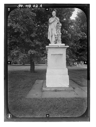 Berlin-Mitte, Unter den Linden. Denkmal Gerhard von Scharnhorsts (1819-1822; K. F. Schinkel, 1822-1855; C. D. Rauch). Frontalansicht