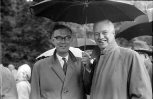 Chemiker; Mainau 4.7.: Graf Lennart Bernadotte, Lord Alexander Todd of Trumpington unterm Schirm