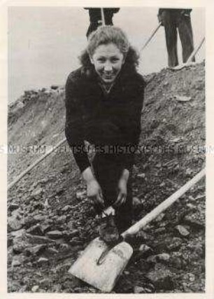 Helferin beim Bau des Walter-Ulbricht-Stadions (Stadion der Weltjugend) in Berlin