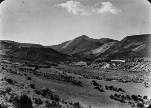 Salinas de Garcí Mendoza : Blick über das Tal von Salinas de Garcí Mendoza mit dem Cerro Cora-Cora. Links befinden sich Bewässerungskulturen sowie Temporalfelder auf der rechten Seite.