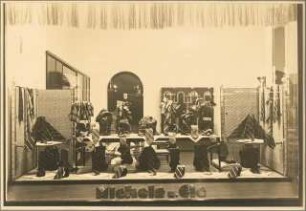 Geschäftsräume Michels u. Cie, Kurfürstendamm, Berlin-Charlottenburg: Aussenaufnahme Schaufenster mit Dekoration: Seidenkrawatten und Seidentücher