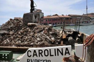 Bauschutt in Murano : Auf der in der Lagune von Venedig liegenden Insel arbeiten viele weltbekannte Glaskünstler. Mit einem Bagger wurden Abrißarbeiten vorgenommen. Aufgenommen am 14. Mai 2009 auf der Insel Murano