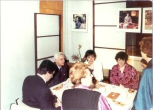 Kraszewski-Zimmer : Dresden-Altstadt, Prager Straße 17. Großgaststätte "International". Tisch mit Gästen im Kraszewski-Zimmer während der Sonderveranstaltung "Japan"