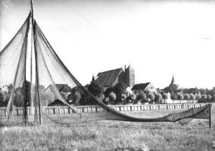 Verden. Stadtansicht mit Dom. Blick über die Aller nach Südosten. Im Vordergrund Fischernetze (Reusen)