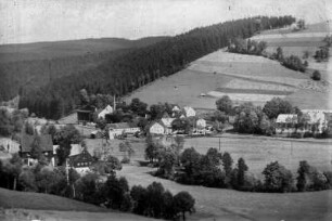 Blick von der Oberschaar auf Oberschmiedeberg : Li. Kehrer-Gut (Oberschaar), Mitte Fa. Gebr. Beyer, Häuser am Wiesenweg mit Trafohaus, Neubert-Schneidmühle, re. Lehngut Osbg. und Gasthof