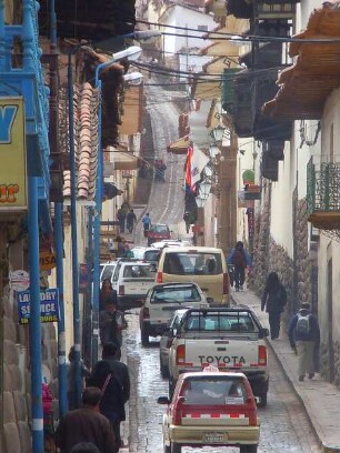 Cusco - Autoverkehr in einer engen Altstadtgasse : Dichter Autoverkehr in einer engen, bergan führenden Gasse in der Altstadt. Aufgenommen am 31. August 2011 in Cusco