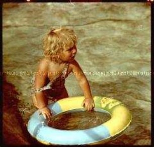 Mädchen mit Schwimmreifen im Freibad Pankow